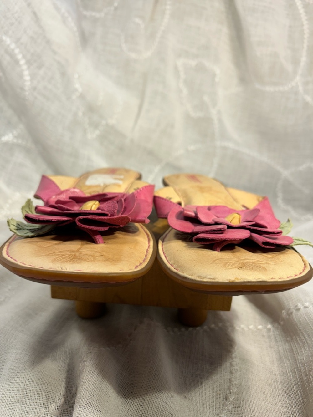 Born leather almost NEW flip flops with flower - Picture 5 of 9